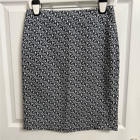 Ann Taylor Pencil skirt size 4 blue & white floral design short cotton zip up - Picture 1 of 6